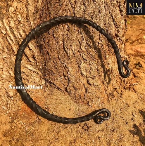 Vista 7 de NauticalMart Collar medieval de hierro tradicional celta torque torque, torque forjado a mano, torc nórdico medieval, cuello auténtico y anillo