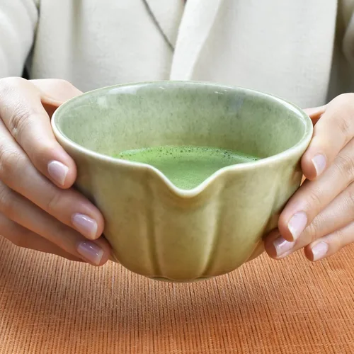 Vista 9 de Artcome Juego de té matcha japonés de 7 piezas, cuenco matcha con boquilla para verter, batidor de matcha, cuchara de té, soporte para batidor, kit