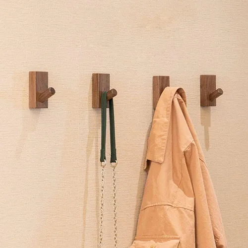 Vista 2 de HomeDo Paquete de 4 ganchos adhesivos de pared para sombreros, ganchos de madera para colgar en la pared, ganchos decorativos individuales