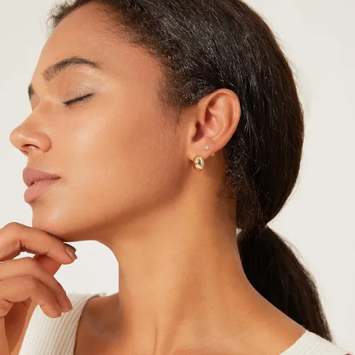 Vista 4 de Aretes de aro pequeños chapados en oro de 14 quilates con poste de plata de ley Aretes de oro grueso con cúpula para mujer