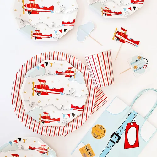 Vista 2 de Pooka Platos grandes de papel para fiesta de papel a rayas rojas y blancas (9 pulgadas, juego de 8) para superhéroes, pirata, picnic, fresa, cereza
