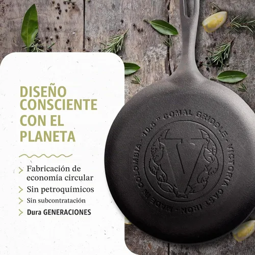 Vista 5 de Victoria - Sartén de hierro fundido tipo comal de 10.5 pulgadas con un mango largo, pre-curada con aceite de linaza, fabricada en Colombia