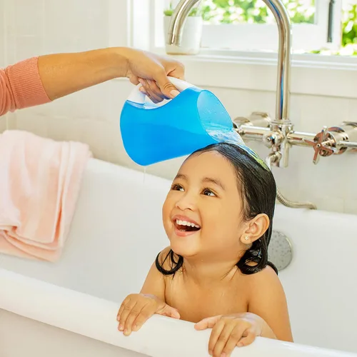 Vista 3 de Munchkin® Juego de elementos esenciales de baño con pingüino nadador de cuerda adicional, 3 piezas, gris