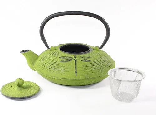 Vista 2 de Tetera japonesa antigua de hierro fundido de libélula verde de 27 onzas líquidas Tetsubin con infusor de té con salvamanteles