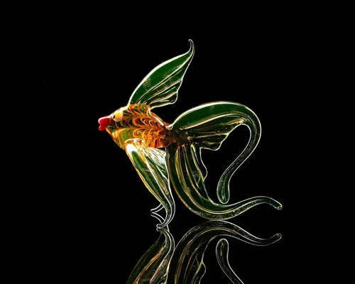 Vista 6 de Peces de vidrio de uranio hechos a mano – Figura de farol brillante, colección reactiva con luz UV