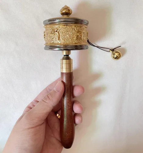 Vista 6 de Rueda de oración de mano de cobre con budista tibetano de seis caracteres de verdad de Buda de primera calidad, rueda de oración de mango de madera