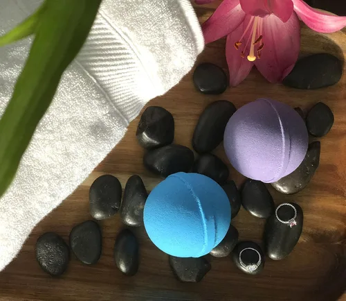 Vista 8 de Ocean Breeze - Juego de 2 bombas de baño de lavanda con anillo tamaño 6 en el interior, cada una fabricada en Estados Unidos