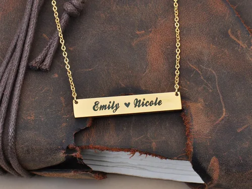 Vista 5 de Love Wind Collar con nombre personalizado de oro, collar con monograma de barra grabada