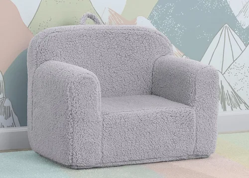 Vista 4 de Delta Children Cozee - Silla Sherpa para leer, con reposabrazos Disponibilidad de cojín, gris