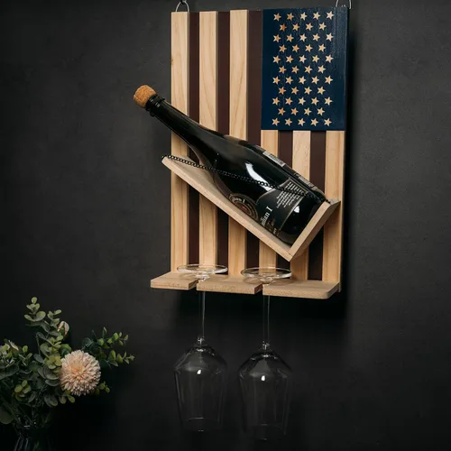 Vista 7 de The Wine Savant Estante para vinos montado en la pared con la bandera estadounidense, hermoso soporte para botellas y vino y 2 vasos patrióticos