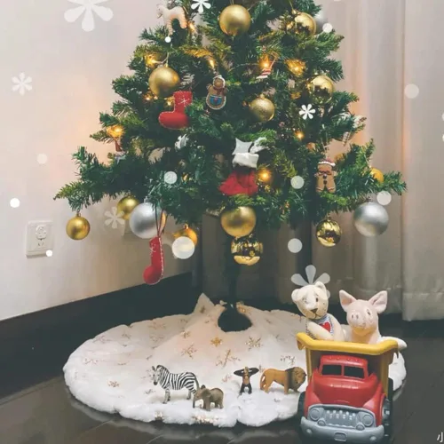 Vista 7 de Falda de árbol pequeña de 24 pulgadas, falda de árbol de piel sintética blanca de Navidad de 4 pies, mini copos de nieve de lentejuelas doradas