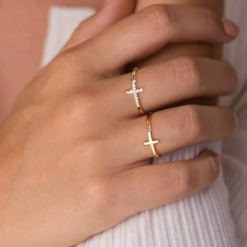 Vista 3 de Foxgirl Anillos de cruz de oro para mujeres y niñas, juego de anillos apilables chapados en oro de 14 quilates, anillos de dedo de cruz fina