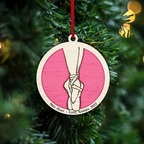 Vista 2 de Adorno personalizado de zapatillas de punta de ballet – Adorno de nombre de bailarín personalizado, adorno de madera cortado en capas de ballet