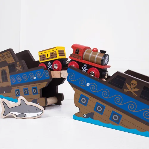 Vista 4 de Bigjigs Rail Tren pirata de madera: otras marcas principales de rieles de madera son compatibles
