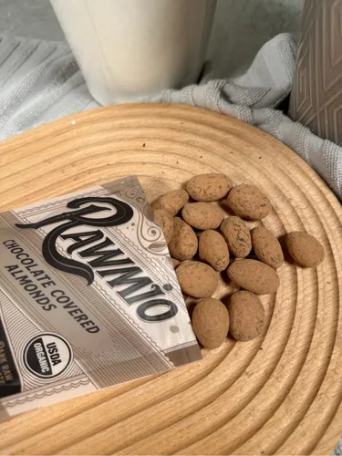 Vista 5 de Rawmio Almendras cubiertas de chocolate - Orgánicas, crudas, veganas, 70% chocolate negro, 2 paquetes, 2 onzas.