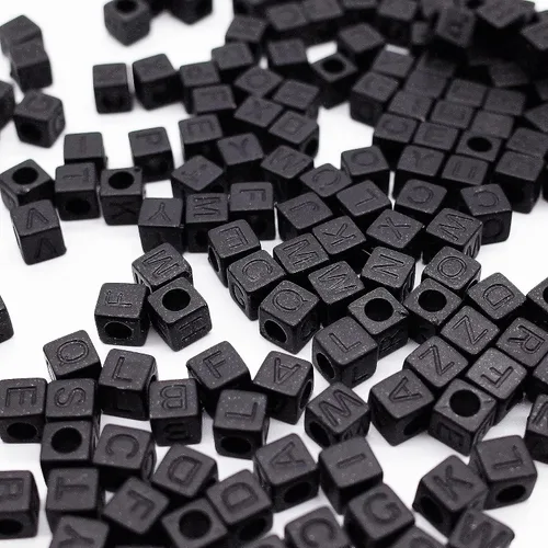 Vista 2 de Cuentas de letra, 800 cuentas de cubo de letras negras mate para bricolaje, collar, pulsera (0.236 pulgadas)