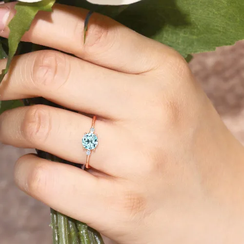 Vista 5 de Gem Stone King Anillo de compromiso solitario de oro rosa de 10 quilates con topacio azul cielo y zafiro blanco creado para mujer