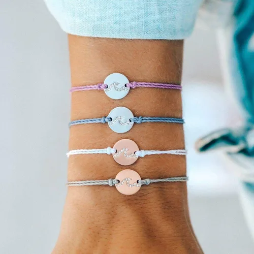 Vista 4 de Pura Vida Pulsera de plata u oro rosa con forma de moneda, 100% impermeable, banda ajustable, encanto