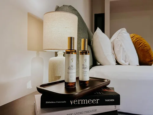 Vista 6 de PRISTINE English Country Inn Linen & Room Spray Ambientador, hecho con aceites esenciales, fragancia en aerosol para ambientes con fresa y vainilla