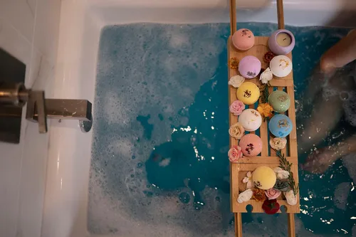 Vista 2 de Set de bombas de baño orgánicas hechas a mano en Estados Unidos para mujeres, totalmente naturales con sal de Epsom, relajación, sal del Mar Muerto