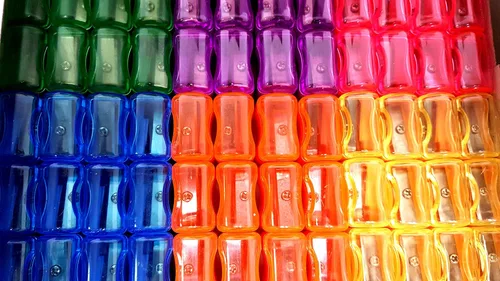 Vista 3 de Sacapuntas para niños con tapas extraíbles de color neón (paquete de 72)