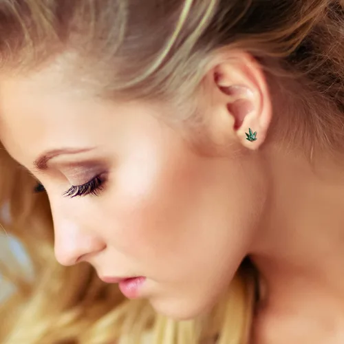 Vista 4 de Pierce2GO Aretes tipo dormilona de acero inoxidable con símbolo 420, hoja de maceta verde, aretes de acero quirúrgico para mujeres y hombres, juego