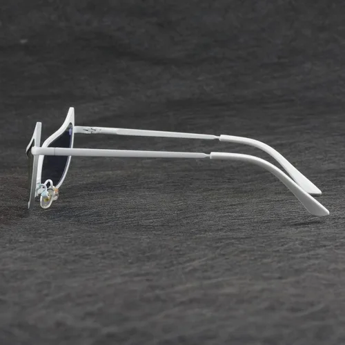 Vista 7 de Donquixote Doflamingo - Gafas de sol de una pieza de anime para Halloween Cosplay
