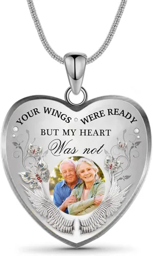 Vista 4 de Drawelry Collar conmemorativo personalizado con foto, dije personalizado con foto y alas de ángel, cadena de plata de ley con placa para mujeres
