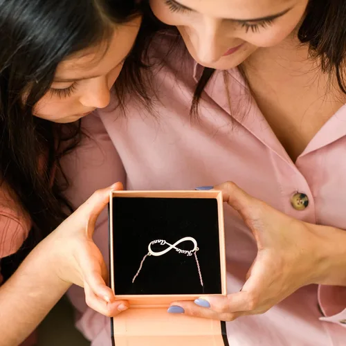 Vista 8 de MYKA - Collar con dije de infinito personalizado con nombre para parejas, joyería de amor eterno con 1 o 2 nombres, plata de ley, chapado en oro