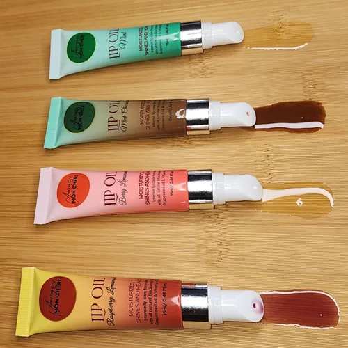 Vista 5 de Aceite labial hecho con aceites Juicy By Mon Cheri de semillas negras, semillas de uva y vitamina E (limonada de bayas)