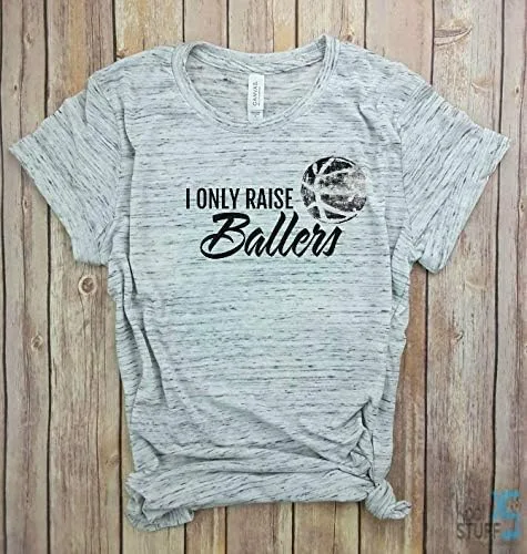 Vista 4 de I only raise ballers Basketball - camisa de mamá, baloncesto, camiseta de baloncesto, regalo para mamá, camisa del día del juego, camisa de mamá