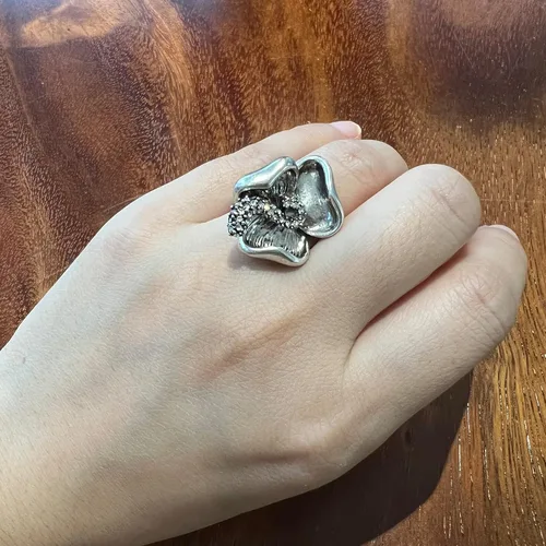 Vista 7 de Mytys Fashion Flower Cocktail Rings for Women - Statement Jewelry Piece Perfect for Weddings, Engagements, and Gifts