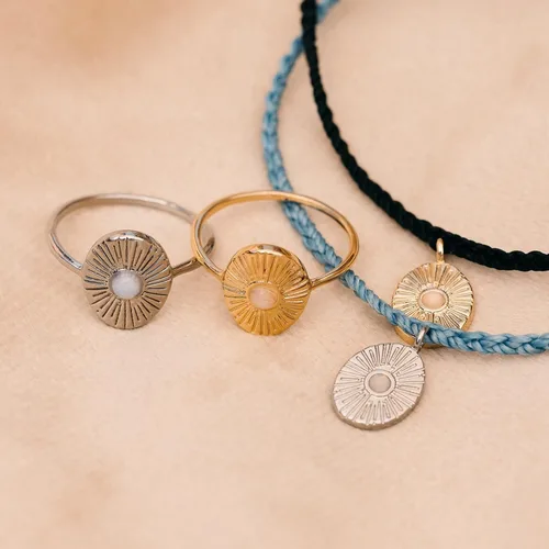 Vista 5 de Pura Vida Pulsera de plata u oro con dije de moneda de cristal Hecho a mano con cristal checo, ajustable con banda impermeable Pulseras apilables