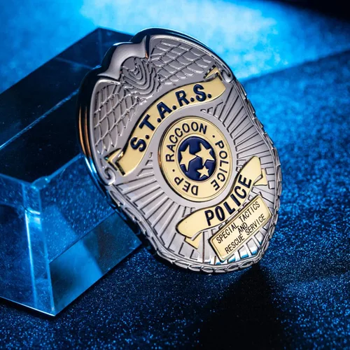Vista 2 de X-COSTUME Resident Evil 2 Remark RPD Pin Badge STARS Badge Shield Prop Cosplay Accesorios Ventiladores Colección