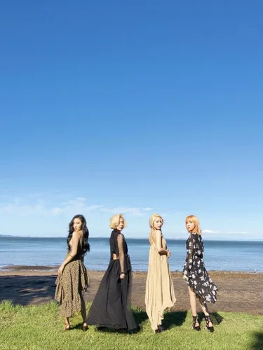 Vista 5 de MAMAMOO YELLOW FLOWER 6th Mini Album CD+Photobook+Card+Tracking Number K-POP SEALED