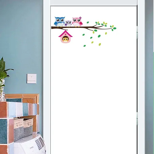 Vista 2 de Vinilo adhesivo de pared de búhos con diseño de familia jugando en ramas