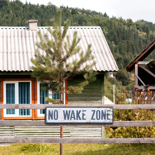 Vista 4 de Letrero de advertencia de metal con texto en inglés "No Wake Zone", letrero de advertencia de metal retro, decoración de pared de Lake House