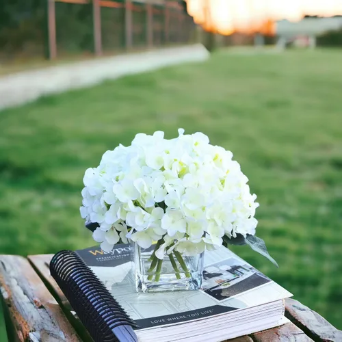 Vista 4 de Arreglos artificiales de flores de seda de hortensias en jarrón de vidrio cubo para boda casera