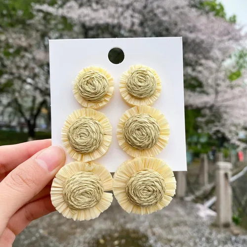 Vista 3 de Aretes largos de ratán bohemios con triple girasol para mujeres y niñas
