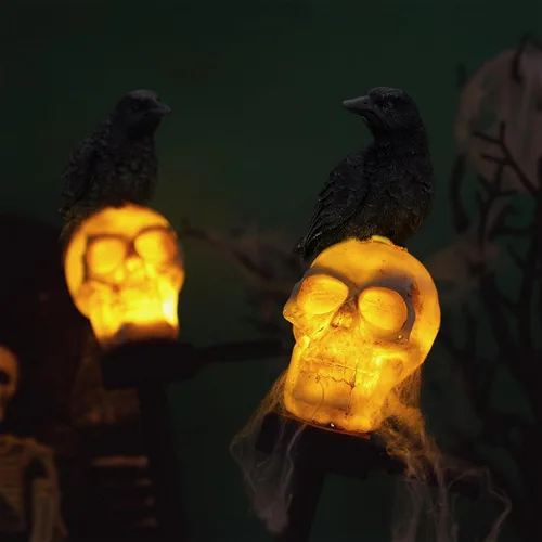Vista 4 de Retisee 2 luces solares de calavera para decoración de jardín de Halloween, con cuervo negro en calavera, impermeables, luces de esqueleto solares