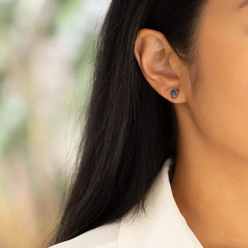 Vista 7 de Peora Aretes de topacio azul Londres de oro blanco de 14 quilates para mujer, piedra preciosa natural, forma de pera de 1.50 quilates, grado AAA