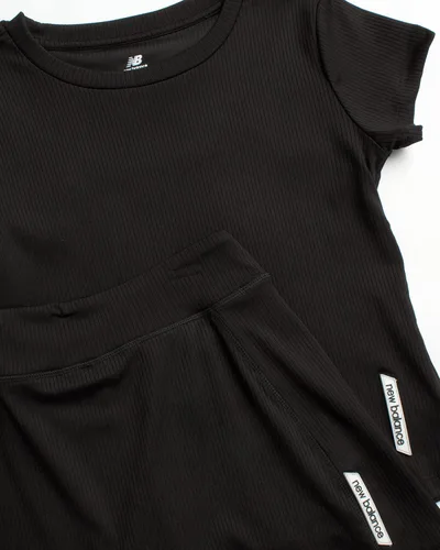 Vista 2 de New Balance Conjunto de falda para niña, 2 piezas, camiseta de manga corta y falda pantalón (talla 7-16)