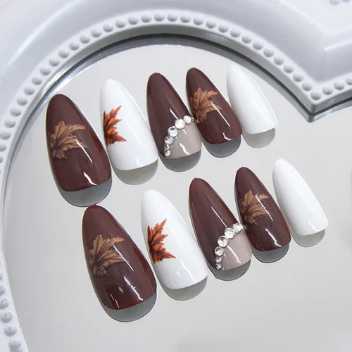 Vista 3 de 24 uñas postizas a presión de hoja de arce, uñas de almendra de longitud media, uñas postizas retro con hojas de otoño con diseño de Acción de Uñas