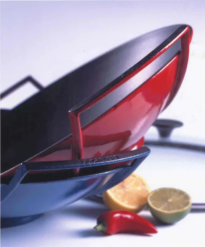 Vista 2 de Le Creuset Wok de hierro fundido esmaltado de 14-14 pulgadas con tapa de vidrio, cereza