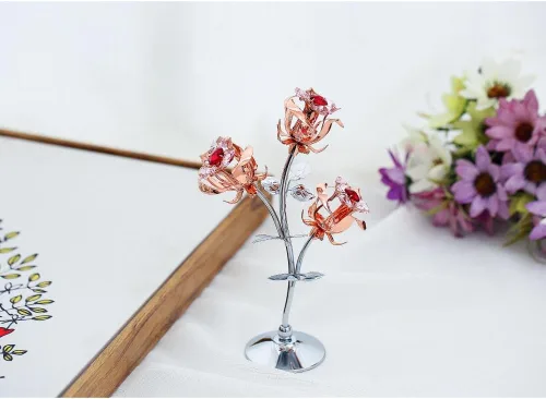 Vista 4 de Matashi Figura de flores de metal dorado rosa y cromo con cristales rojos y rosados, impresionante regalo de decoración de mesa rosa para el día