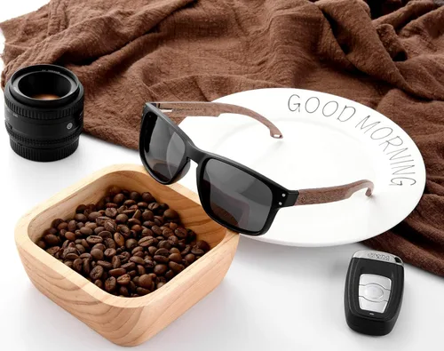 Vista 4 de Lentes de sol de bambú hechos a mano con cristales polarizados para hombres y mujeres