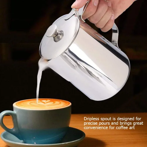 Vista 2 de Jarra de acero inoxidable de grado comercial para café, jarra de espuma de leche con tapa (11.8 fl oz)