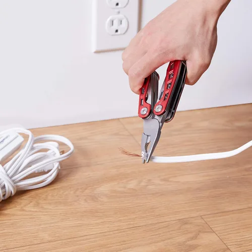 Vista 8 de Amazon Basics Multiherramienta de acero inoxidable 8 en 1 con seguro de bloqueo y funda de nailon, rojo
