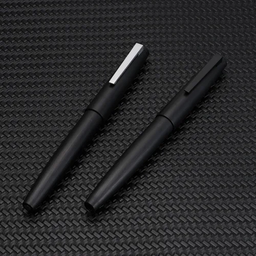 Vista 2 de Jinhao 80 pluma estilográfica de fibra de carbono cepillada negra con convertidor de tinta, 2 unidades, punta de 0.012 in