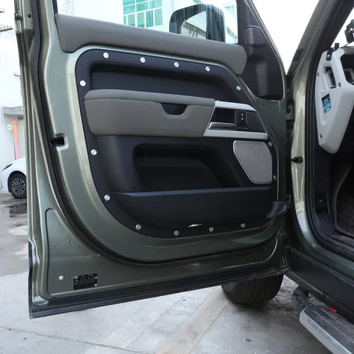 Vista 5 de YIWANG Cubierta protectora de tornillo de puerta de aleación de aluminio para Land Rover Defender 110 130 2020 2021 accesorio interior de automóvil